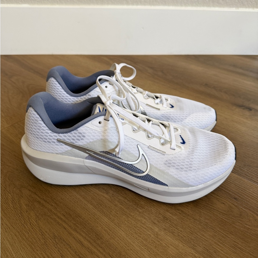 Nike Downshifter 13 men’s road running shoes, size 9.5